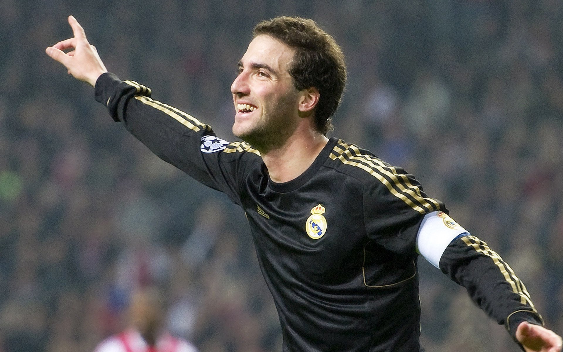 逆境中的应变拼图：哪些球队策略调整最精彩？